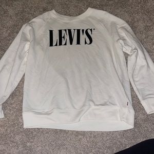 White Levi’s crew neck lightly worn